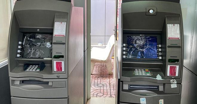 Hai màn hình ATM bị Tình đập vỡ. Ảnh: Dân Trí