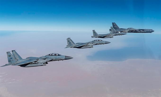 4 tiêm kích F-15 hộ tống oanh tạc cơ B-52 của Mỹ ngày 26-1