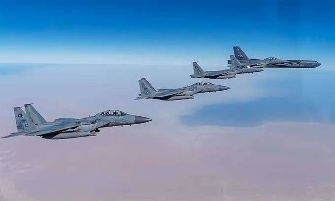 4 tiêm kích F-15 hộ tống oanh tạc cơ B-52 của Mỹ ngày 26-1