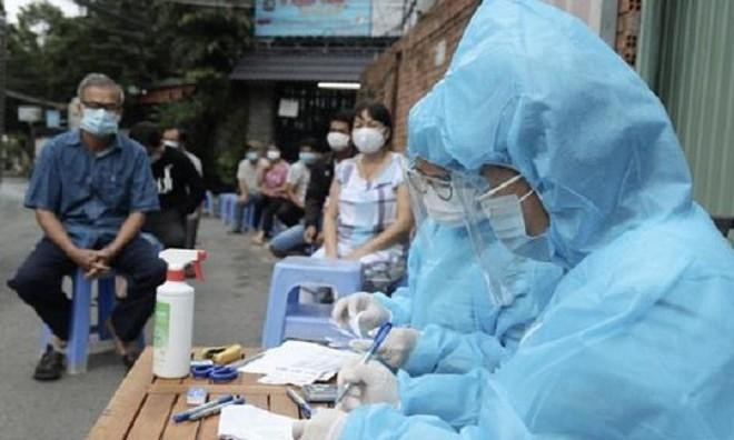 Lấy mẫu xét nghiệm Covid-19 cho người dân ở TP.HCM