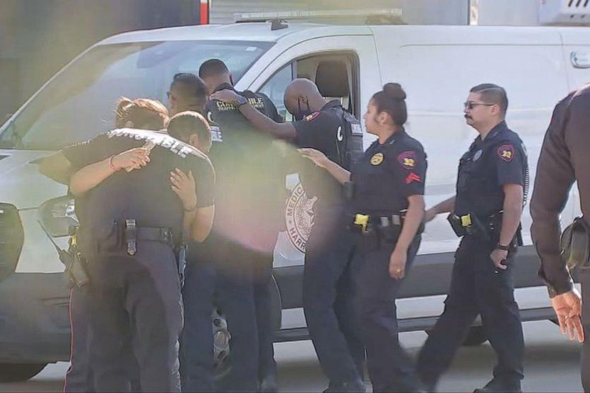 Vụ phục kích đã khiến 1 cảnh sát thiệt mạng và 2 người khác bị thương Vụ phục kích đã khiến 1 cảnh sát thiệt mạng và 2 người khác bị thương