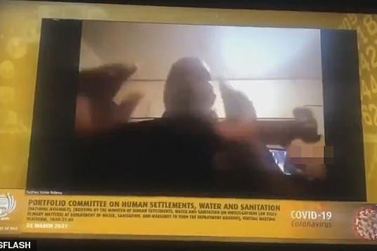 Khoảnh khắc vợ ông Inkosi Ndevu đột nhiên xuất hiện phía sau lưng ông mà không mặc quần áo Khoảnh khắc vợ ông Inkosi Ndevu đột nhiên xuất hiện phía sau lưng ông mà không mặc quần áo