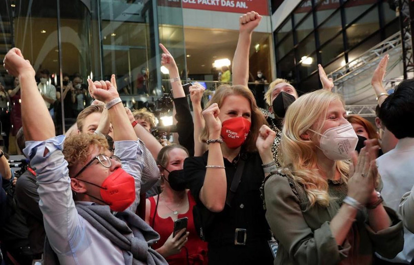 Người ủng hộ đảng SPD vui sướng sau khi nhận tin bầu cử Người ủng hộ đảng SPD vui sướng sau khi nhận tin bầu cử