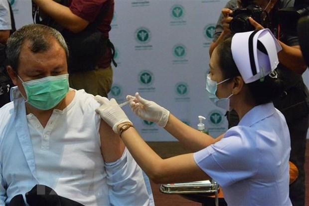 Nhân viên y tế tiêm vaccine phòng Covid-19 cho người dân tại Bangkok, Thái Lan
