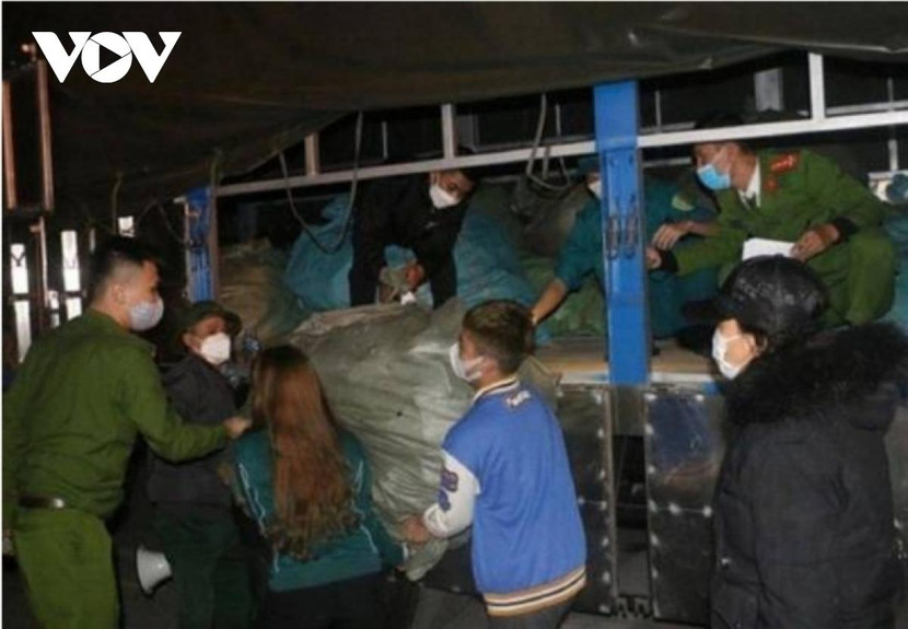 Lực lượng chức năng thu giữ rất nhiều quần áo tại cửa hàng Mai Hường. Ảnh: VOV