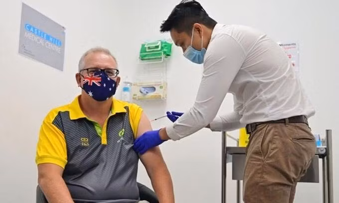 Thủ tướng Australia Scott Morrison được tiêm vaccine phòng Covid-19 tại Sydney ngày 21-2