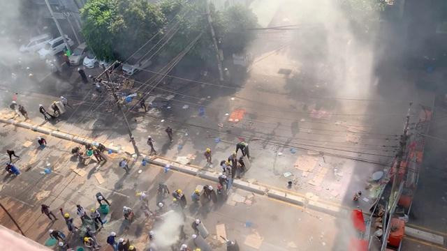 Một cuộc biểu tình phản đối đảo chính ở thành phố Yangon, Myanmar Một cuộc biểu tình phản đối đảo chính ở thành phố Yangon, Myanmar