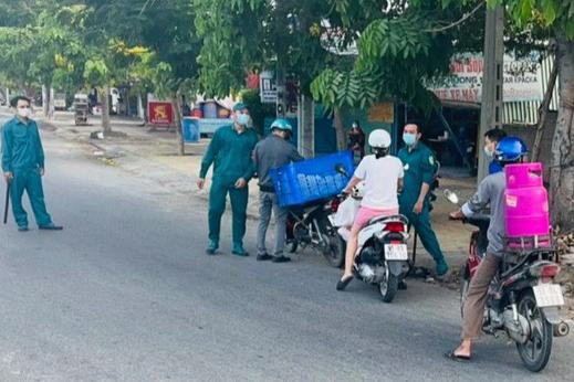 TP Phan Rang - Tháp Chàm áp dụng biện pháp cách ly xã hội từ 0h ngày 17-7, người dân có việc cấp thiết cần đi lại phải được chính quyền cơ sở cấp giấy đi đường. Ảnh: Dân Trí