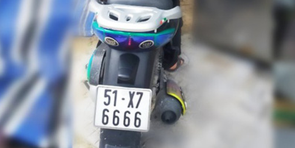 Sau tai nạn, nam thanh niên điều khiển chiếc xe máy biển số 51X7-6666 rời khỏi hiện trường Sau tai nạn, nam thanh niên điều khiển chiếc xe máy biển số 51X7-6666 rời khỏi hiện trường