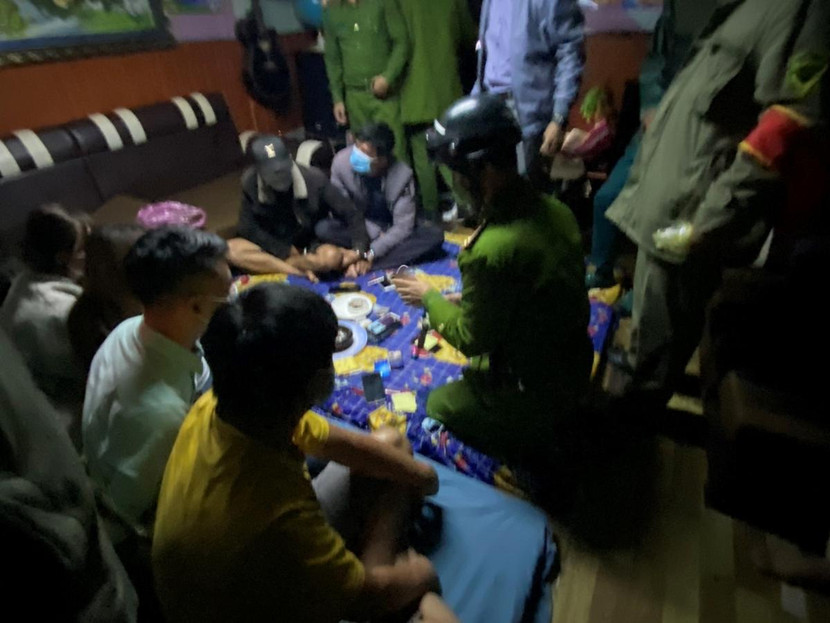 Bất chấp dịch Covid-19, 16 nam nữ mở tiệc mừng sinh nhật. Ảnh: VOV