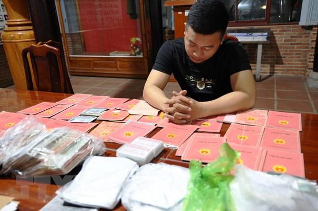 Đối tượng Nguyễn Đình Việt cùng tang vật vụ án. Ảnh: TTXVN