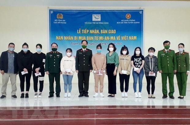 Bàn giao 14 nạn nhân bị mua bán sang Myanmar về Việt Nam. Ảnh: TTXVN Bàn giao 14 nạn nhân bị mua bán sang Myanmar về Việt Nam. Ảnh: TTXVN