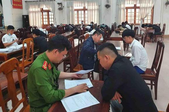 Công an đưa những người dương tính với chất ma túy về trụ sở. Ảnh: Công an thành phố Đông Hà Công an đưa những người dương tính với chất ma túy về trụ sở. Ảnh: Công an thành phố Đông Hà