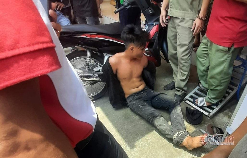 Đối tượng cướp tại tiệm vàng bị người dân khống chế bắt giữ. Ảnh: Vietnamnet