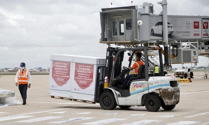 Vaccine Covid-19 từ hãng Sinovac của Trung Quốc được vận chuyển tại sân bay quốc tế ở Phnom Penh, Campuchia, hôm 4-9 Vaccine Covid-19 từ hãng Sinovac của Trung Quốc được vận chuyển tại sân bay quốc tế ở Phnom Penh, Campuchia, hôm 4-9