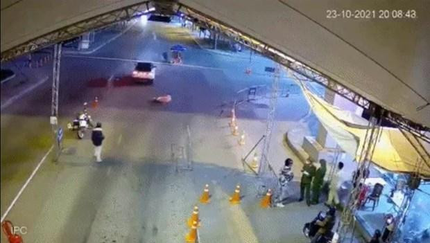 Đối tượng lái xe “thông” chốt kiểm dịch, đâm ngã 1 cảnh sát giao thông. Ảnh chụp màn hình