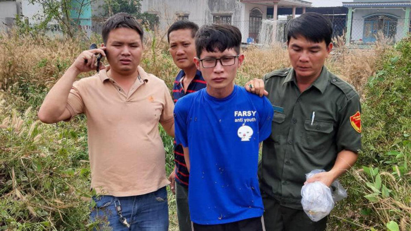 Đối tượng Thắng (áo xanh) bị công an và người dân bắt giữ. Ảnh: VOV Đối tượng Thắng (áo xanh) bị công an và người dân bắt giữ. Ảnh: VOV