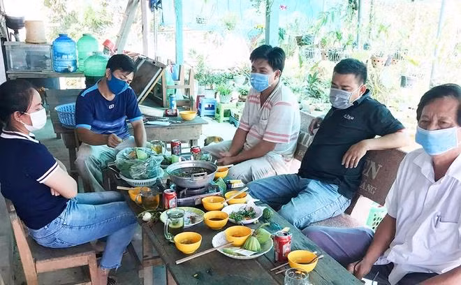 Nhóm người tụ tập ăn nhậu trong thời gian giãn cách xã hội bị bắt quả tang. Ảnh: Báo An Giang