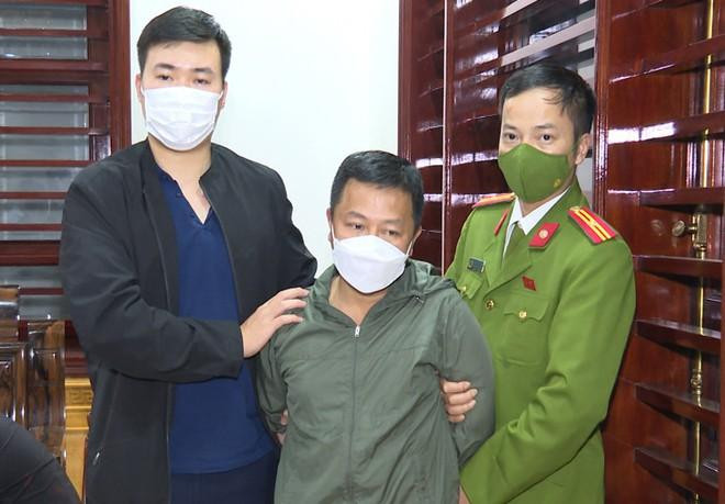 Cảnh sát bắt giữ Nguyễn Văn Hùng. Ảnh: Zing Cảnh sát bắt giữ Nguyễn Văn Hùng. Ảnh: Zing
