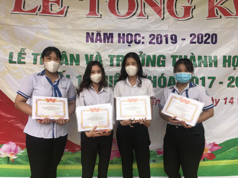 Di Phụng (thứ nhất bên phải) chụp ảnh lưu niệm với các bạn khi nhận giấy khen danh hiệu học sinh giỏi tại trường THPT Vĩnh Hải Di Phụng (thứ nhất bên phải) chụp ảnh lưu niệm với các bạn khi nhận giấy khen danh hiệu học sinh giỏi tại trường THPT Vĩnh Hải