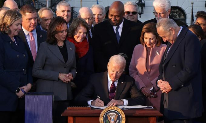 Tổng thống Biden ký dự luật cơ sở hạ tầng trị giá 1.200 tỷ USD tại Nhà Trắng ngày 15-11-2021