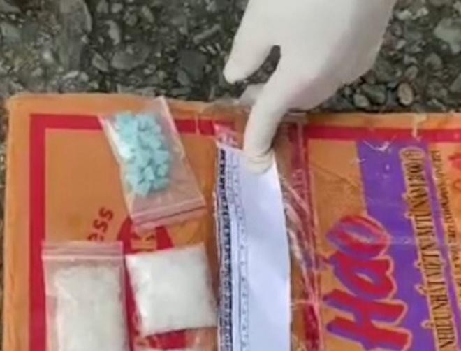 Ma túy và thuốc lắc được giấu trong thùng mì tôm. Ảnh: Công an Trà Vinh