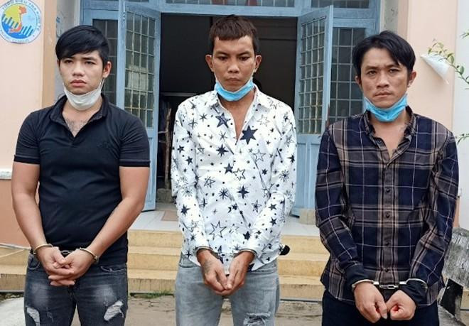 Bình, Phần và Luân tại cơ quan điều tra. Ảnh: Zing