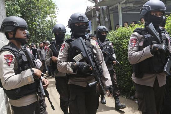 Các nhân viên cảnh sát Indonesia