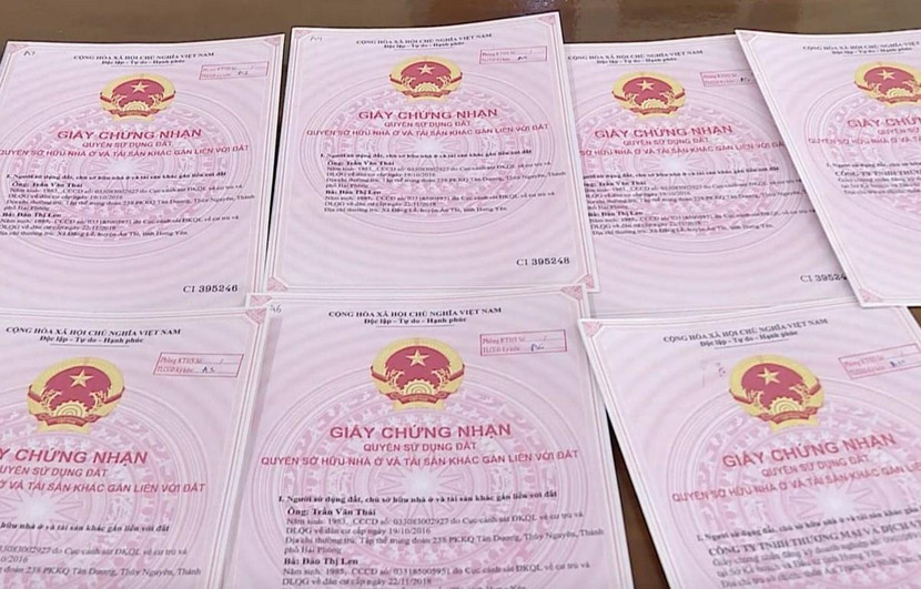 Các Giấy chứng nhận quyền sử dụng đất giả đối tượng Vũ Thị Hà dùng để thực hiện thủ tục chuyển nhượng quyền sử dụng đất rồi chiếm đoạt tài sản. Ảnh: TTXVN Các Giấy chứng nhận quyền sử dụng đất giả đối tượng Vũ Thị Hà dùng để thực hiện thủ tục chuyển nhượng quyền sử dụng đất rồi chiếm đoạt tài sản. Ảnh: TTXVN