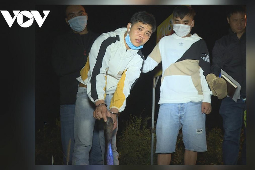 Đối tượng Hào bị bắt giữ cùng tang vật gây án. Ảnh: VOV