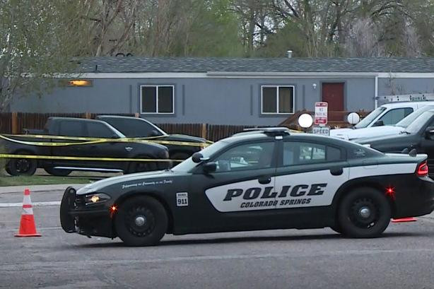 Xe cảnh sát được triển khai tới hiện trường vụ xả súng ở Colorado Springs hôm 9-5