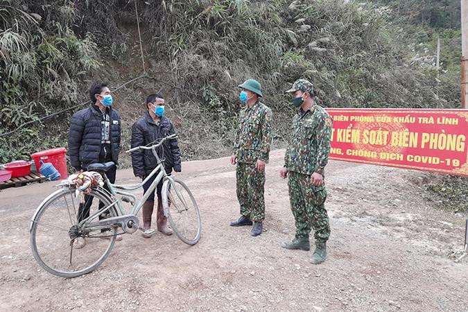 Bộ đội Biên phòng cửa khẩu Trà Lĩnh (Cao Bằng) lập chốt kiểm soát xuất, nhập cảnh đồng thời nhắc nhở, tuyên truyền người dân địa phương phòng, chống dịch Covid-19. Ảnh minh họa Bộ đội Biên phòng cửa khẩu Trà Lĩnh (Cao Bằng) lập chốt kiểm soát xuất, nhập cảnh đồng thời nhắc nhở, tuyên truyền người dân địa phương phòng, chống dịch Covid-19. Ảnh minh họa