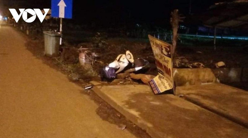 Người đàn ông tử vong cạnh xe máy bên đường Quốc lộ 1A. Ảnh: VOV
