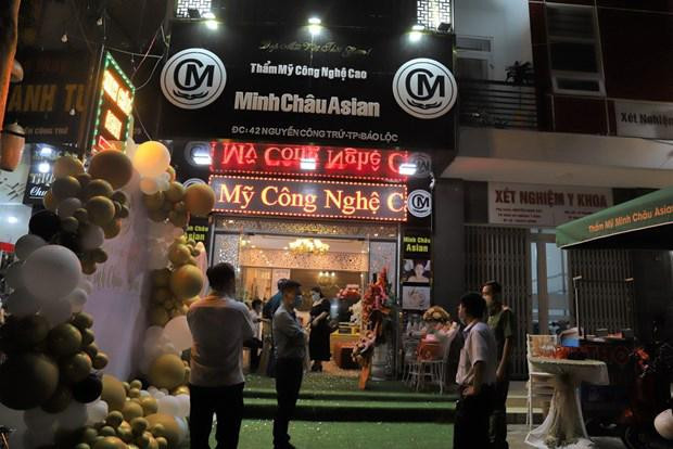 Nhiều người tập trung tại lễ khai trương Thẩm mỹ viện Minh Châu Asian, vi phạm quy định phòng, chống dịch Covid-19. Nguồn: thanhnien.vn Nhiều người tập trung tại lễ khai trương Thẩm mỹ viện Minh Châu Asian, vi phạm quy định phòng, chống dịch Covid-19. Nguồn: thanhnien.vn