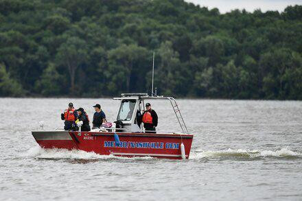 Lực lượng cứu hộ nỗ lực tìm kiếm những người có mặt trên máy bay gặp nạn