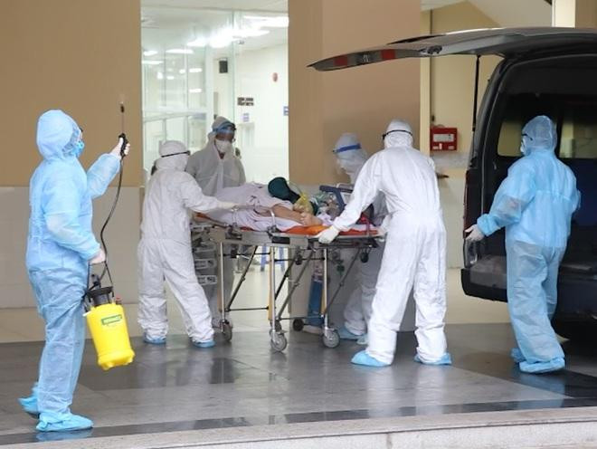 Sau khi đặt ECMO thành công, chiến sĩ công an được chuyển sang Bệnh viện Chợ Rẫy tiếp tục điều trị. Ảnh: Dân Trí Sau khi đặt ECMO thành công, chiến sĩ công an được chuyển sang Bệnh viện Chợ Rẫy tiếp tục điều trị. Ảnh: Dân Trí