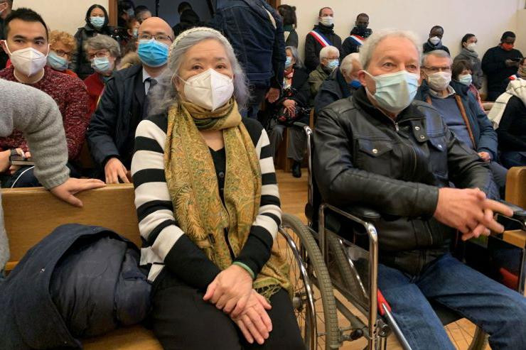 Bà Trần Tố Nga và ông André Bouny, nhà hoạt động xã hội người Pháp ủng hộ nạn nhân da cam/dioxin Việt Nam tại phiên tòa ngày 25-1. Ảnh: Nhân dân