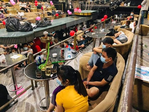 Công an phát hiện hàng trăm người nghi vấn sử dụng ma túy tại quán bar Enjoy vào rạng sáng 18-4. Ảnh: TTXVN Công an phát hiện hàng trăm người nghi vấn sử dụng ma túy tại quán bar Enjoy vào rạng sáng 18-4. Ảnh: TTXVN
