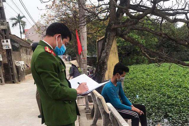 Trước đó, tại TP Hải Dương, chính quyền đã xử phạt hành chính với nhiều trường hợp không tuân thủ việc cách ly y tế, giãn cách xã hội để phòng, chống dịch Covid-19. Nguồn: dantri.com.vn