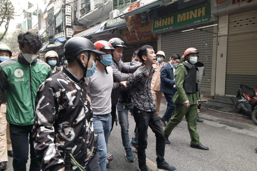 Đối tượng Lê Trung Hiếu bị lực lượng chức năng khống chế. Ảnh: VOV