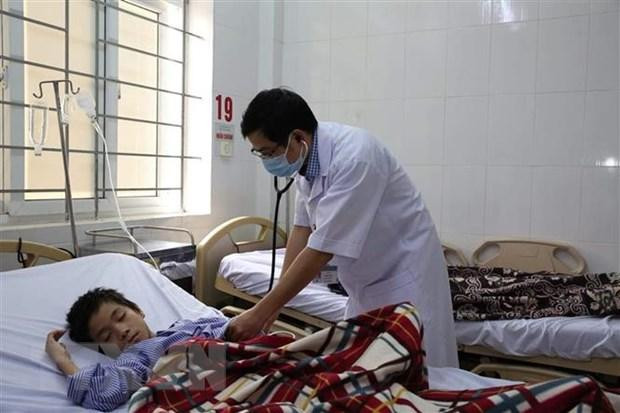 Bác sỹ khoa Cấp cứu chống độc, Bệnh viện Đa khoa tỉnh Hà Tĩnh thăm khám cho bệnh nhân. Ảnh: TTXVN