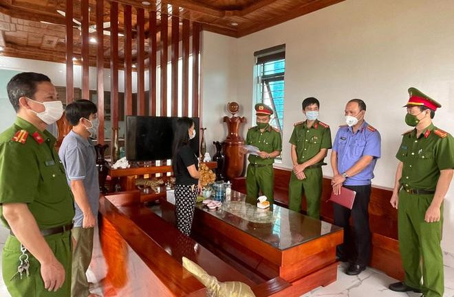 Đọc lệnh bắt và khám nhà đối tượng Bùi Văn Thảo. Ảnh: Dân Trí