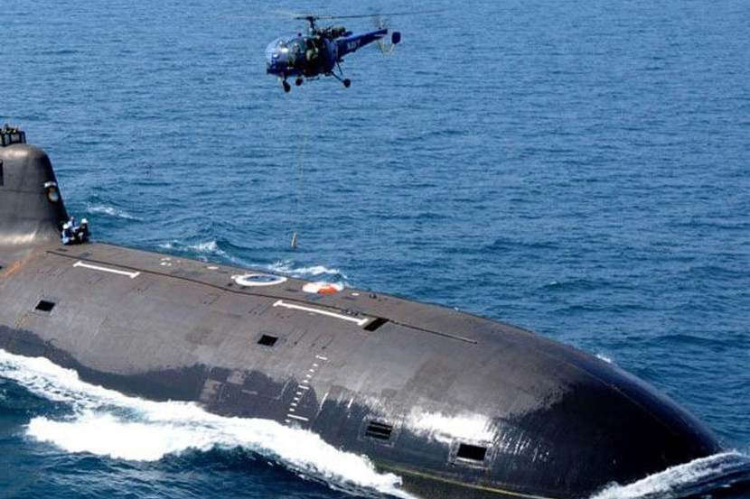 Tàu ngầm và trực thăng của Hải quân Ấn Độ. Ảnh minh họa Tàu ngầm và trực thăng của Hải quân Ấn Độ. Ảnh minh họa