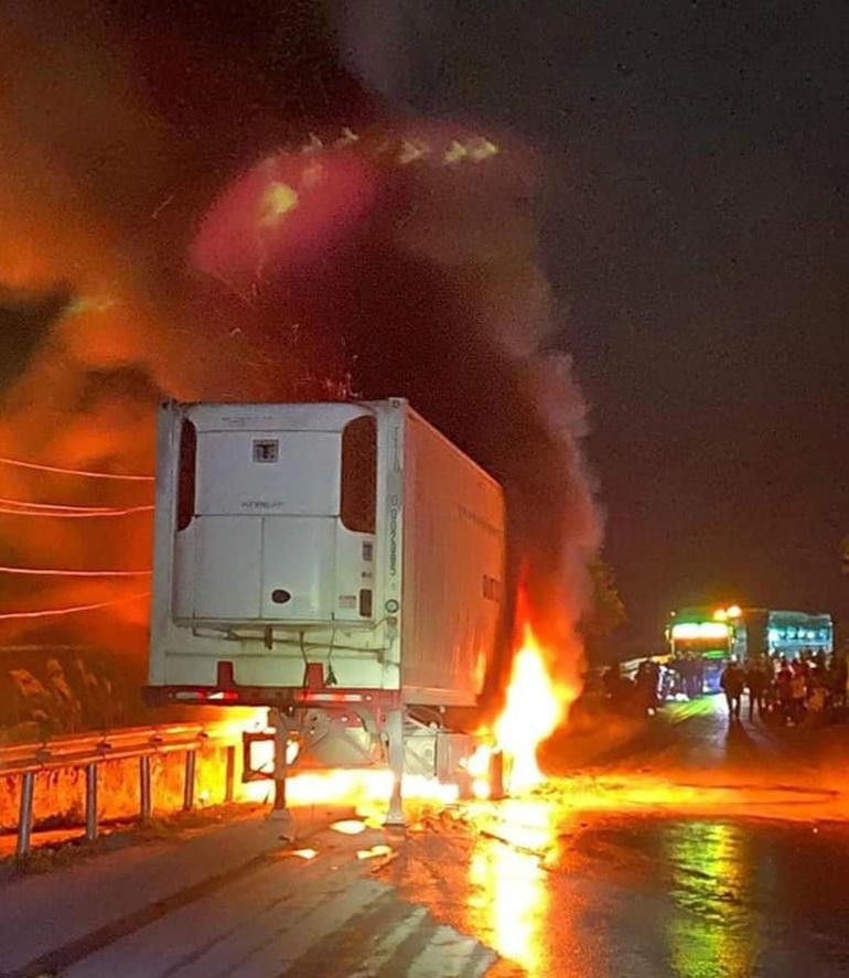 Xe chở 27 tấn mủ cao su bốc cháy đêm 15-12