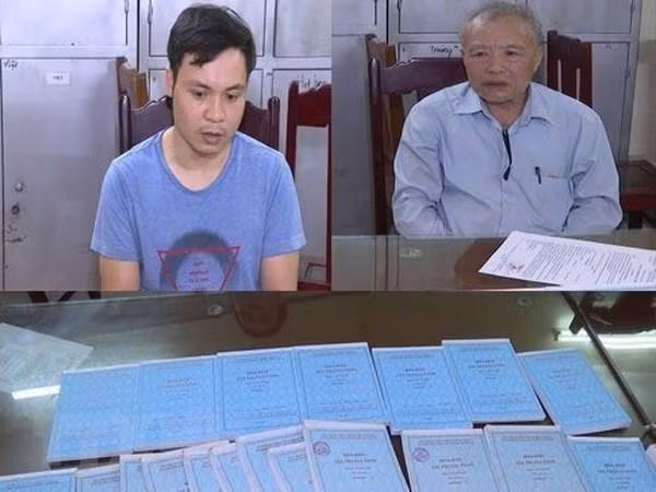 Đối tượng Võ Hoàng Giang và Vũ Duy Hùng cùng tang vật vụ án. Ảnh: TTXVN