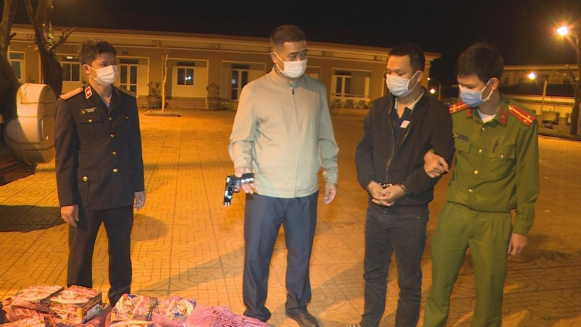 Đối tượng Toàn (áo khoác đen bị còng tay) bị bắt giữ cùng tang vật. Ảnh: VOV Đối tượng Toàn (áo khoác đen bị còng tay) bị bắt giữ cùng tang vật. Ảnh: VOV