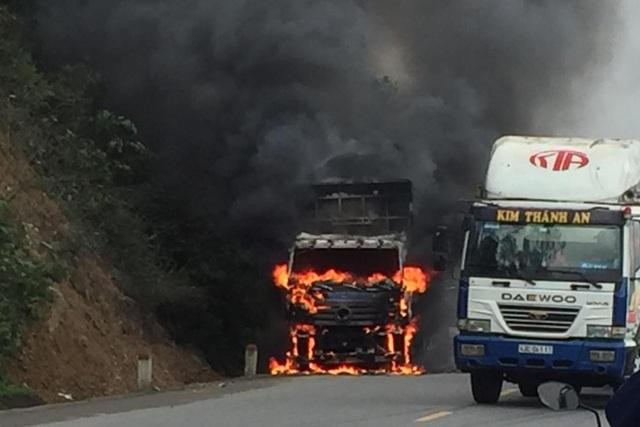 Ngọn lửa bốc lên thiêu rụi phần đầu xe. Ảnh: Dân Trí Ngọn lửa bốc lên thiêu rụi phần đầu xe. Ảnh: Dân Trí