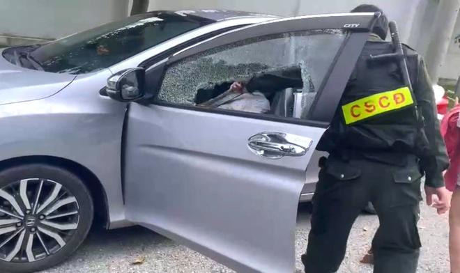 Sau khi đập cửa kính, lực lượng chức năng phát hiện ông Vũ đã tử vong. Ảnh: Zing Sau khi đập cửa kính, lực lượng chức năng phát hiện ông Vũ đã tử vong. Ảnh: Zing