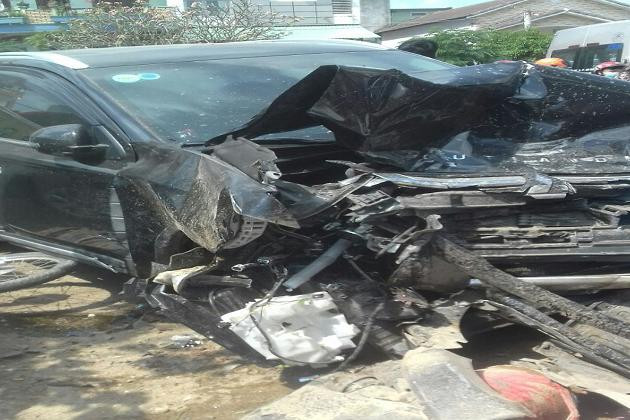 Xe ô tô con bị hư hỏng nặng sau khi bị ô tô khách tông. Ảnh: Dân Trí Xe ô tô con bị hư hỏng nặng sau khi bị ô tô khách tông. Ảnh: Dân Trí