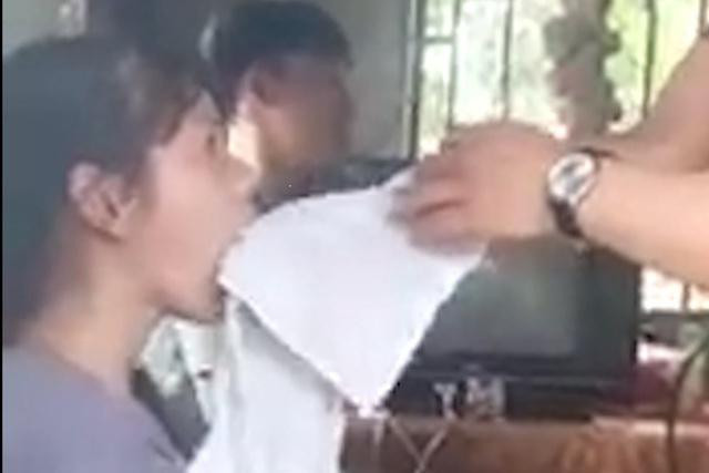 “Thần y” rút lưỡi để chữa câm điếc. Ảnh cắt từ clip